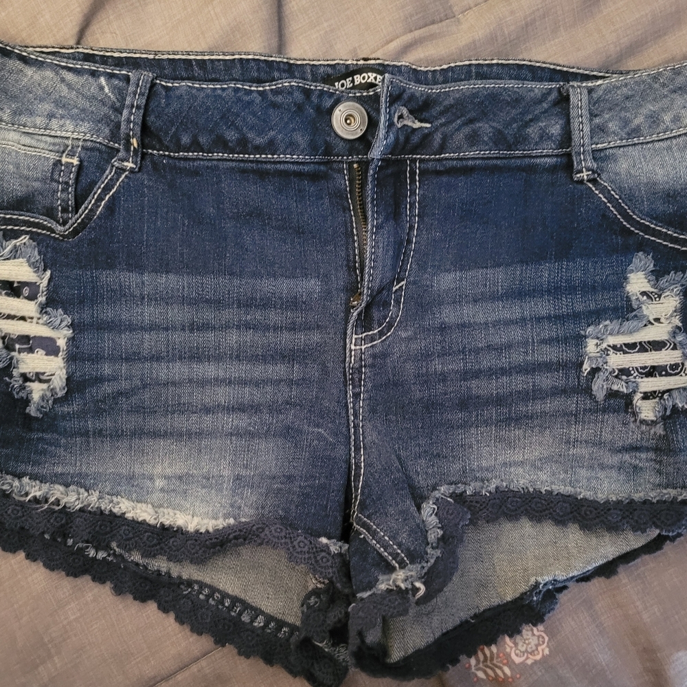 Lace trim short shorts